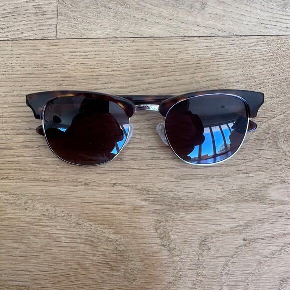 Guess GU7414 Sunglasses in Tortoise display picture 1